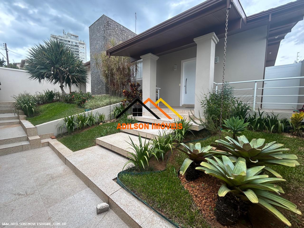 Casa à venda com 3 quartos, 211m² - Foto 1