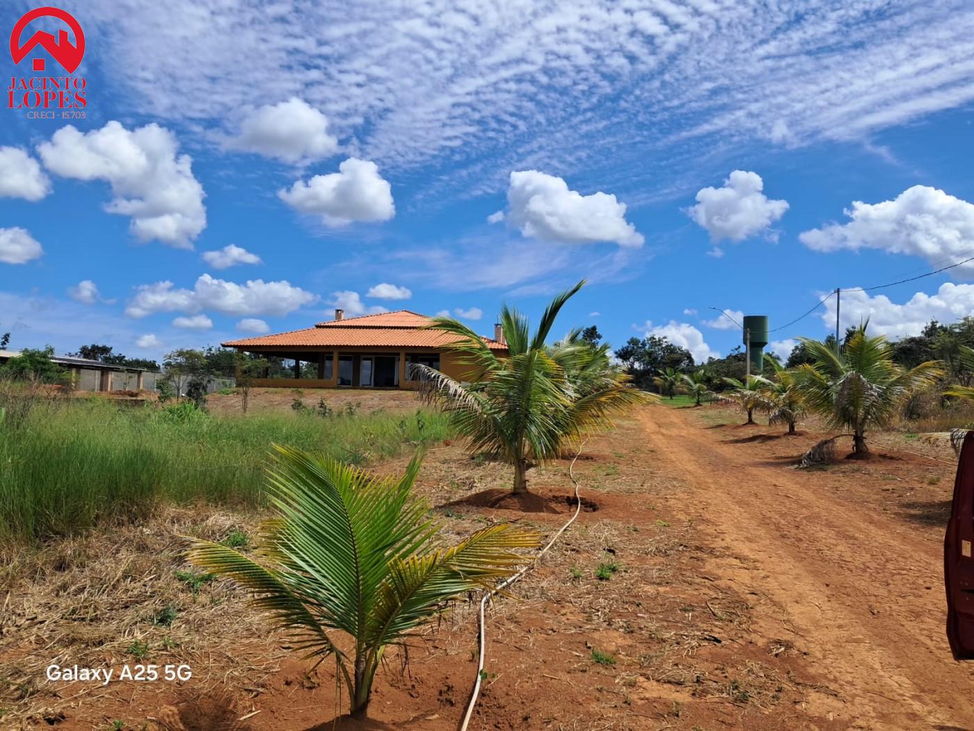 Chácara à venda com 3 quartos, 300m² - Foto 1