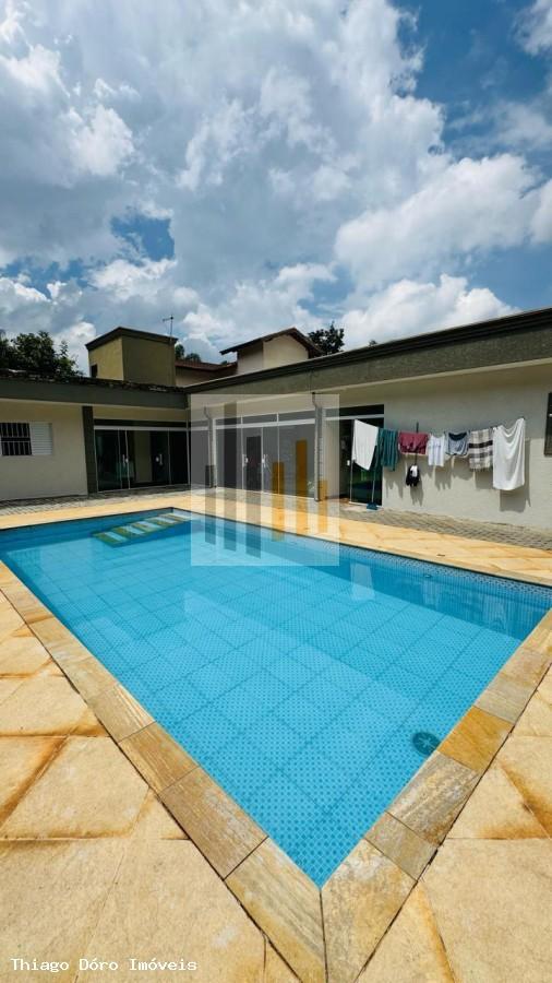 Casa à venda com 3 quartos, 250m² - Foto 1