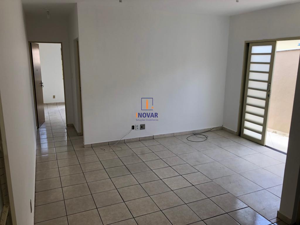 Casa à venda com 2 quartos, 180m² - Foto 2