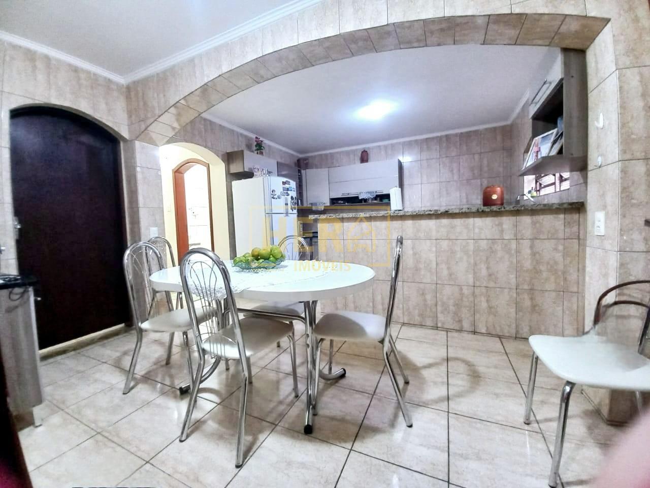 Casa à venda com 4 quartos, 349m² - Foto 1