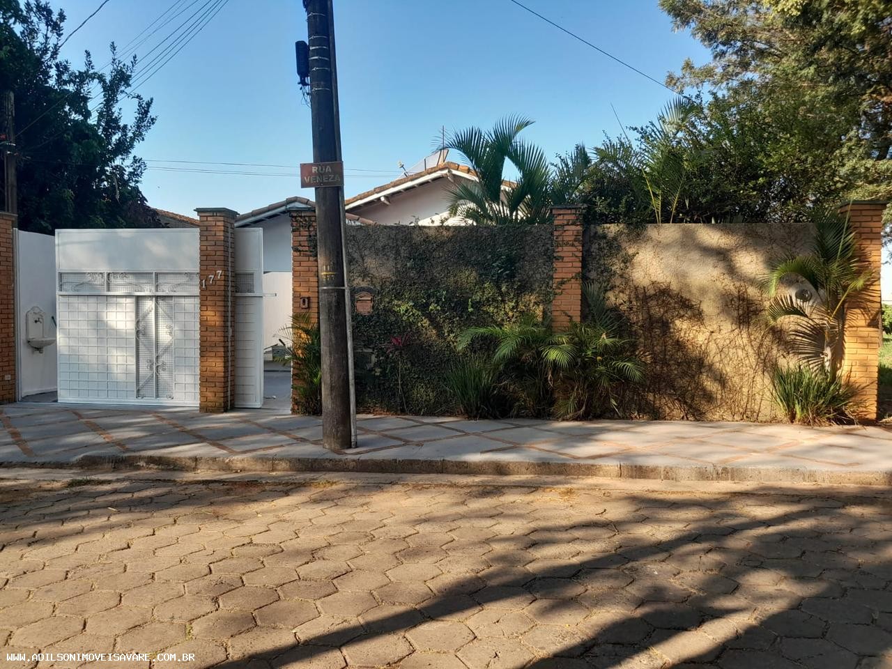 Casa à venda com 3 quartos, 157m² - Foto 1