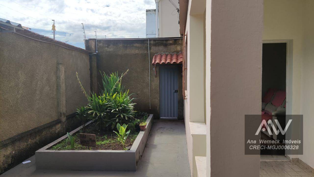 Casa à venda com 5 quartos, 170m² - Foto 2