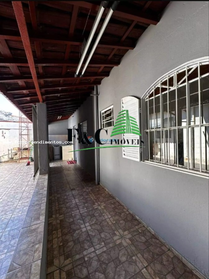 Casa à venda com 3 quartos, 200m² - Foto 1