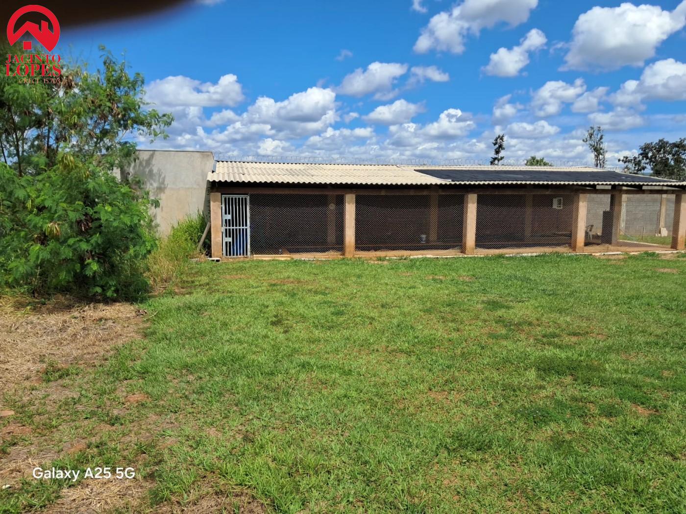 Chácara à venda com 3 quartos, 300m² - Foto 2