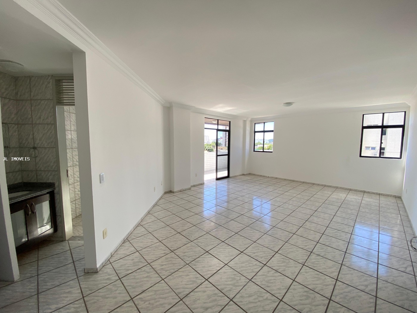 Apartamento à venda com 3 quartos, 200m² - Foto 2