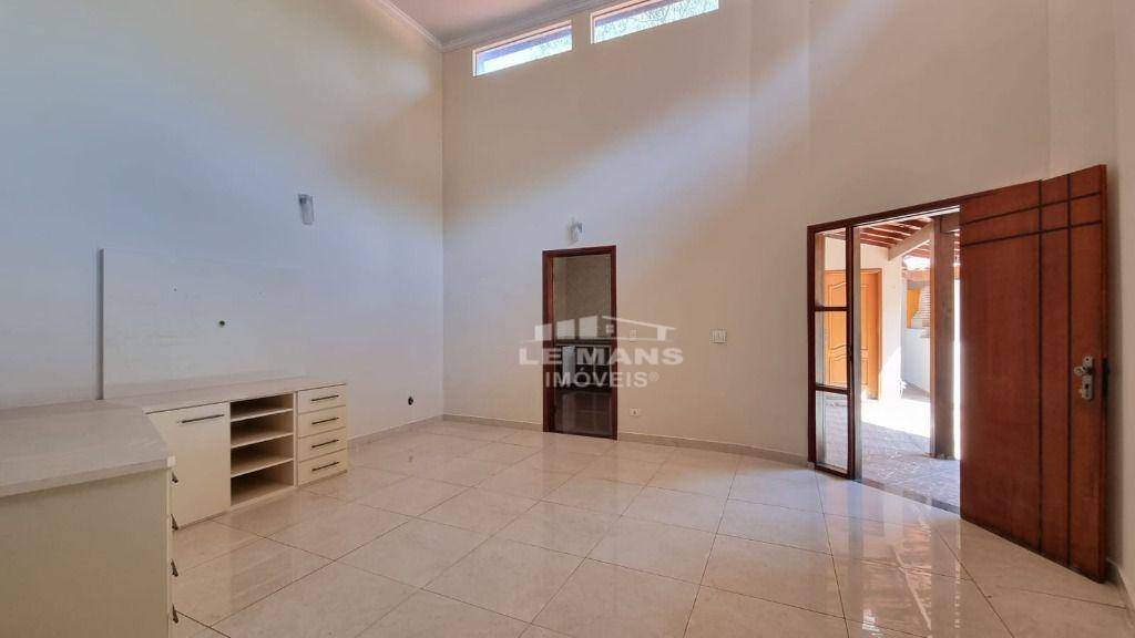 Casa à venda com 3 quartos, 220m² - Foto 1