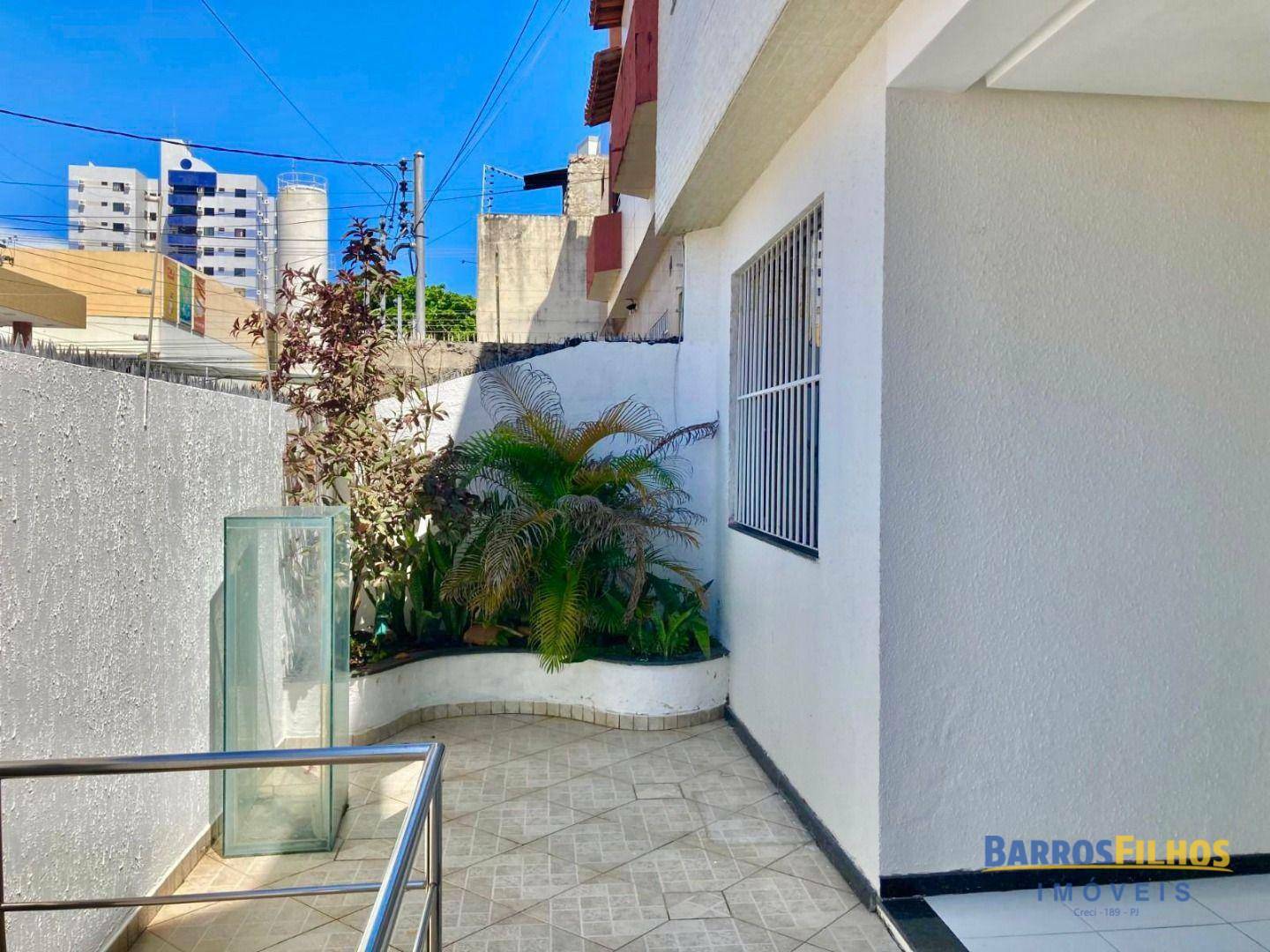 Casa para alugar com 4 quartos, 300m² - Foto 3