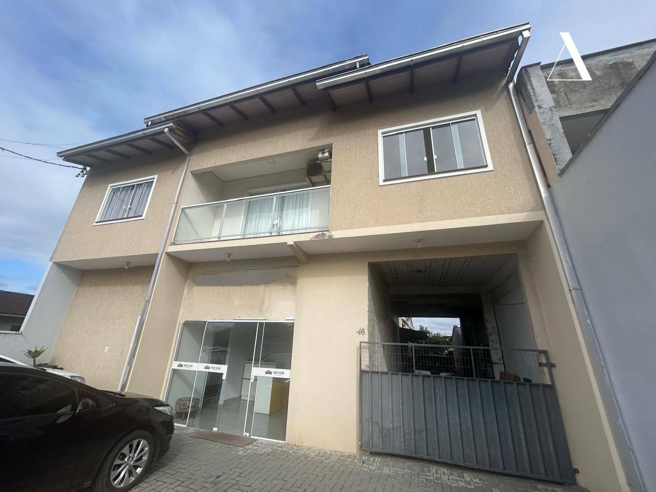 Casa à venda com 3 quartos, 234m² - Foto 1