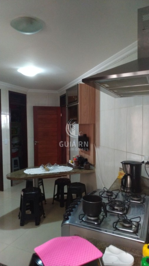 Casa à venda com 4 quartos, 200m² - Foto 2