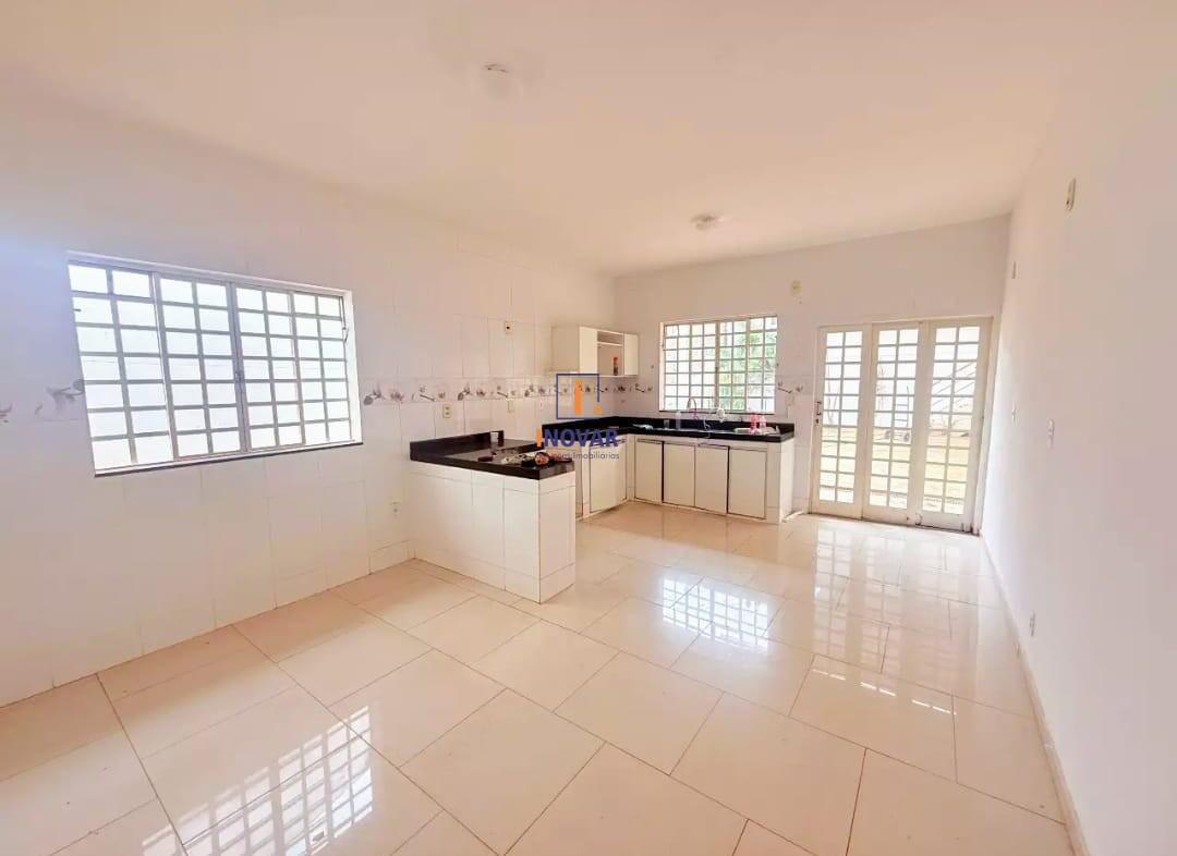 Casa à venda com 3 quartos, 360m² - Foto 1