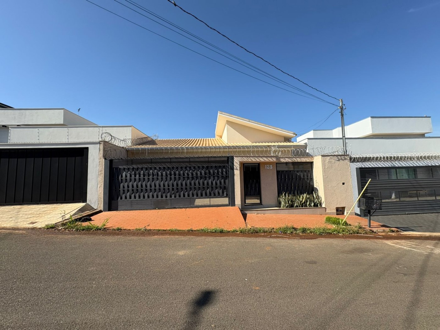 Casa à venda com 3 quartos, 191m² - Foto 1
