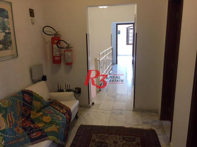 Casa à venda com 8 quartos, 300m² - Foto 1
