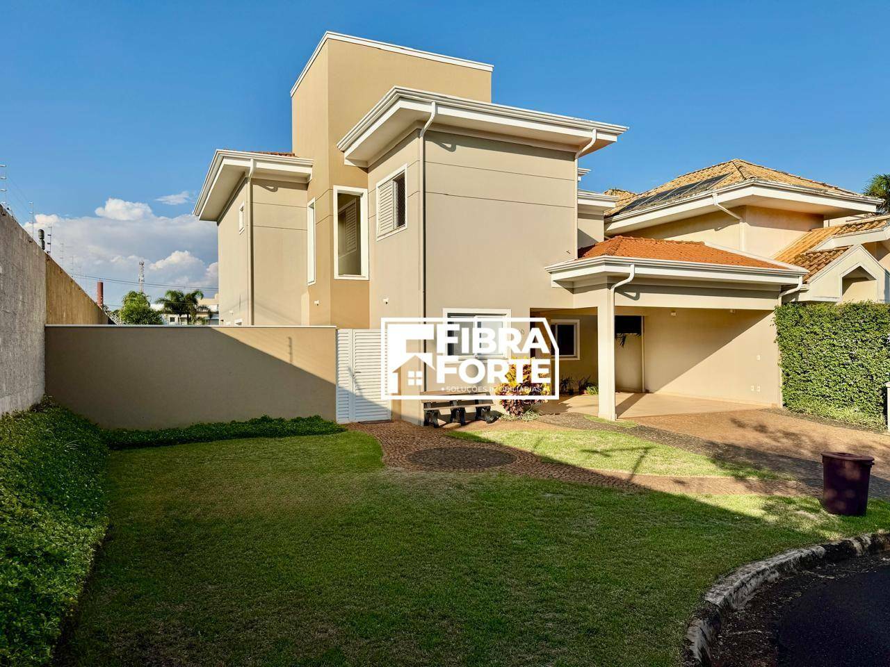 Casa de Condomínio à venda com 3 quartos, 220m² - Foto 2
