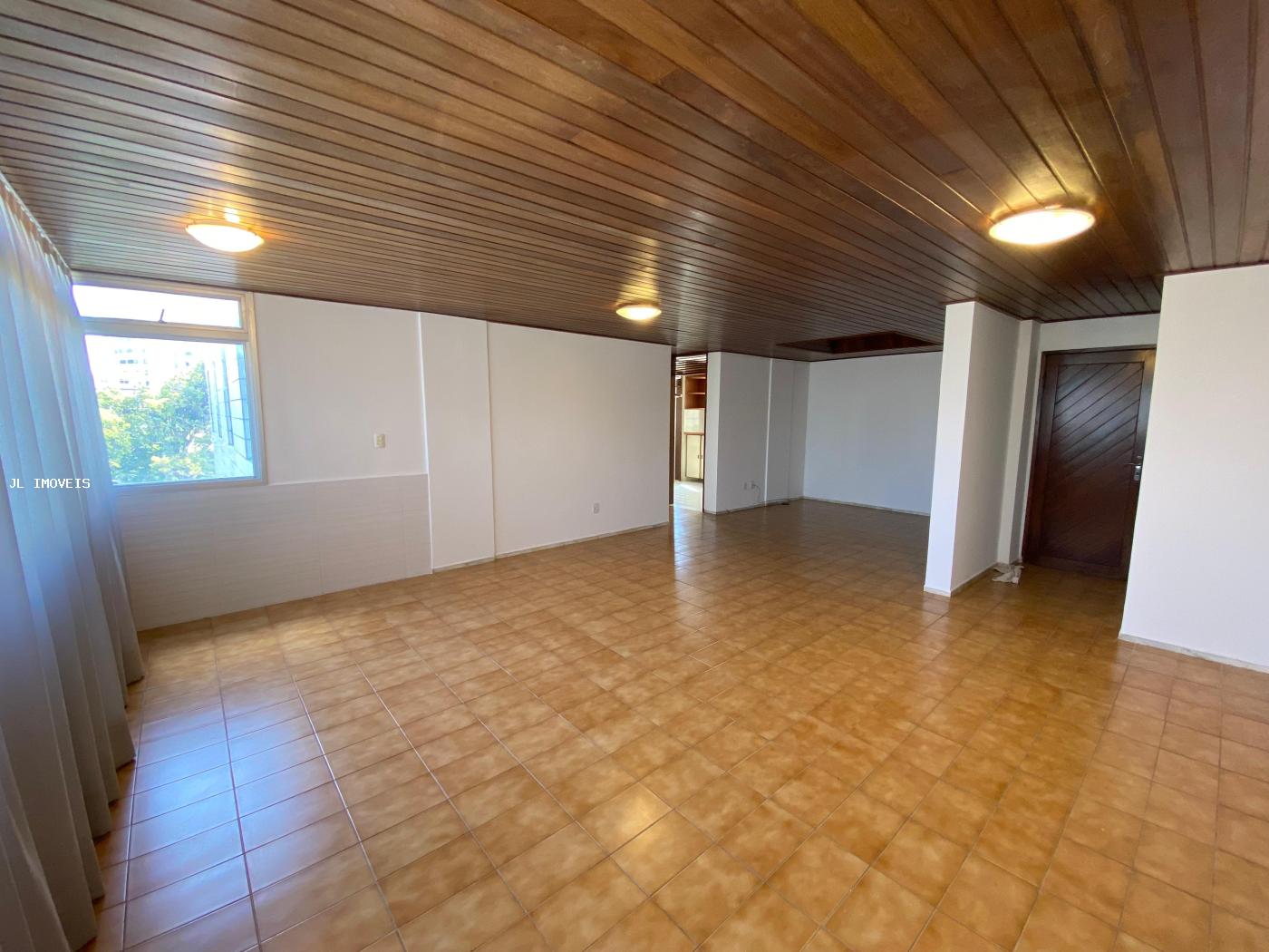 Apartamento à venda com 3 quartos, 187m² - Foto 2