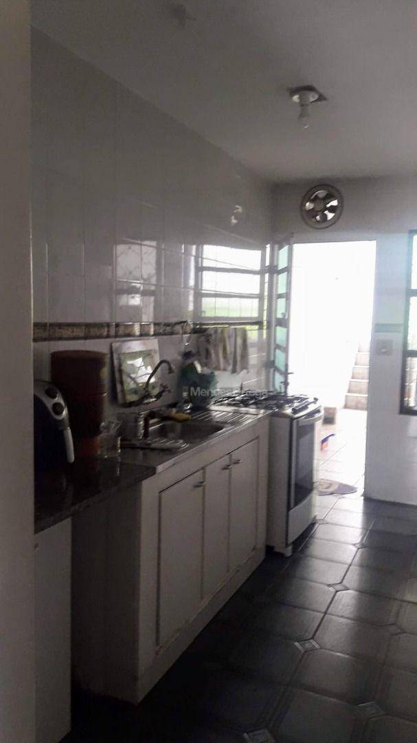 Casa à venda com 3 quartos, 202m² - Foto 2