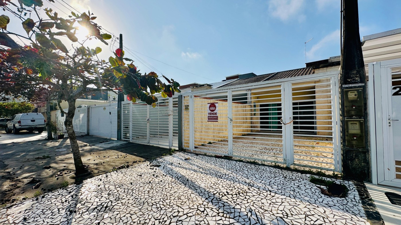 Casa à venda com 3 quartos, 78m² - Foto 1