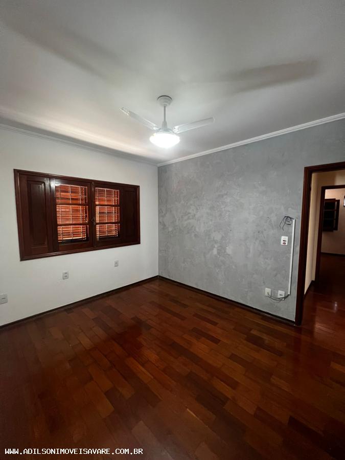 Casa à venda com 3 quartos, 244m² - Foto 8