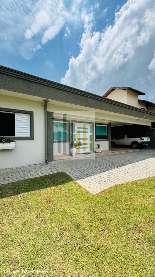 Casa à venda com 3 quartos, 250m² - Foto 2