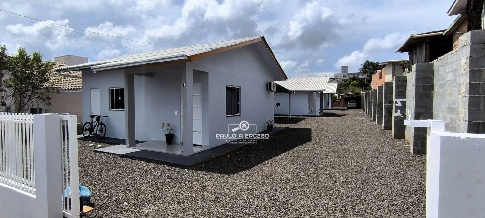 Casa à venda com 2 quartos, 100m² - Foto 1