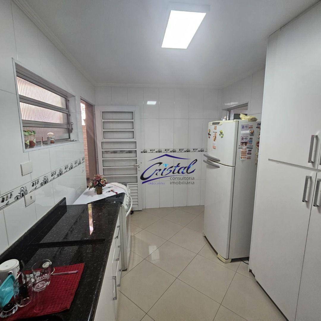 Casa para alugar com 4 quartos, 180m² - Foto 11