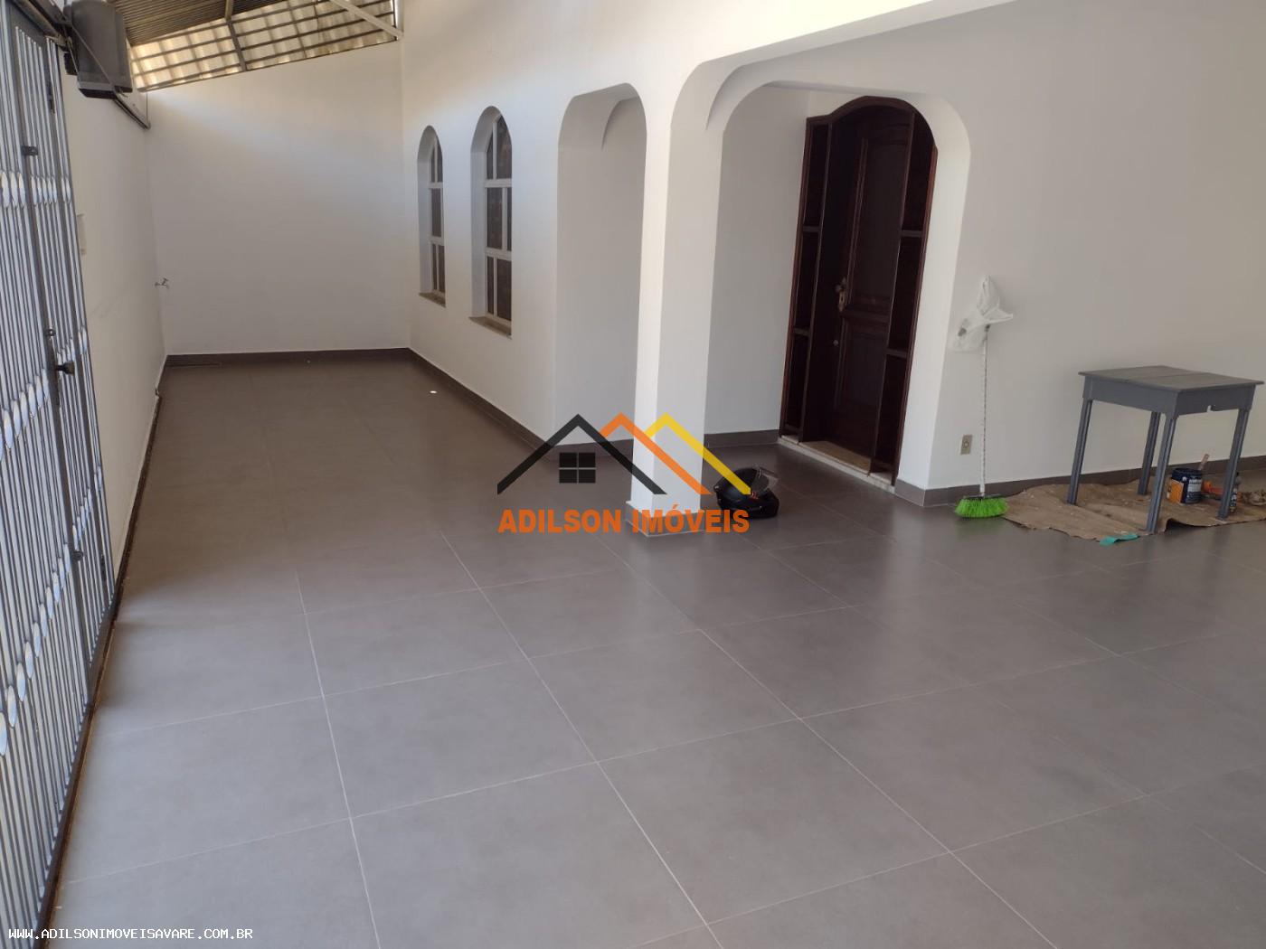 Casa para alugar com 5 quartos, 300m² - Foto 1