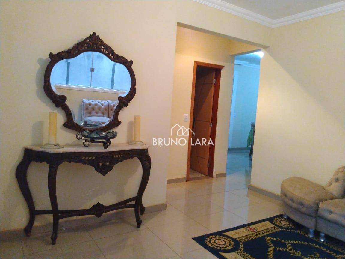 Casa à venda com 3 quartos, 220m² - Foto 1