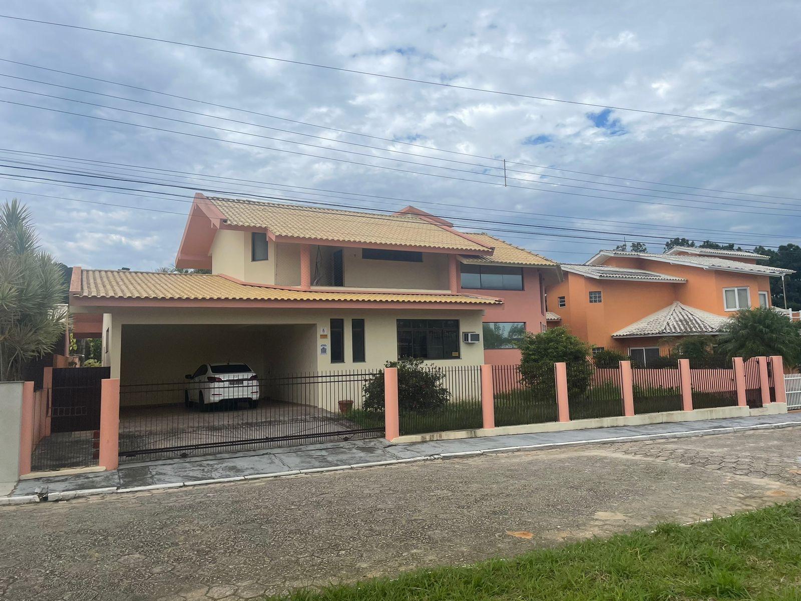 Casa de Condomínio para alugar com 4 quartos, 450m² - Foto 2