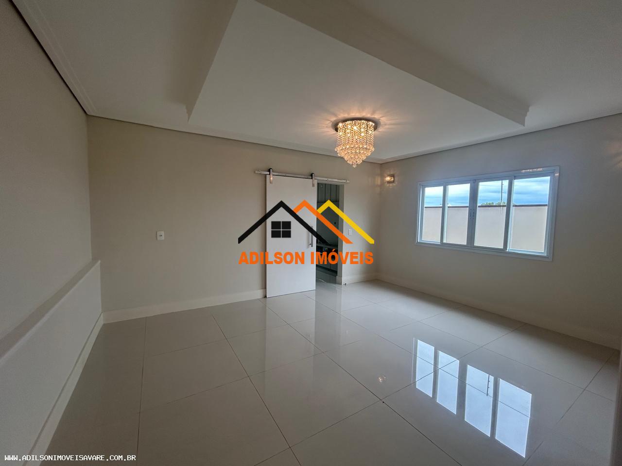 Casa à venda com 3 quartos, 211m² - Foto 4