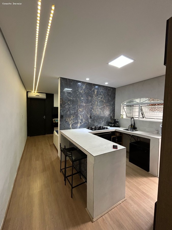 Casa à venda com 2 quartos, 70m² - Foto 1