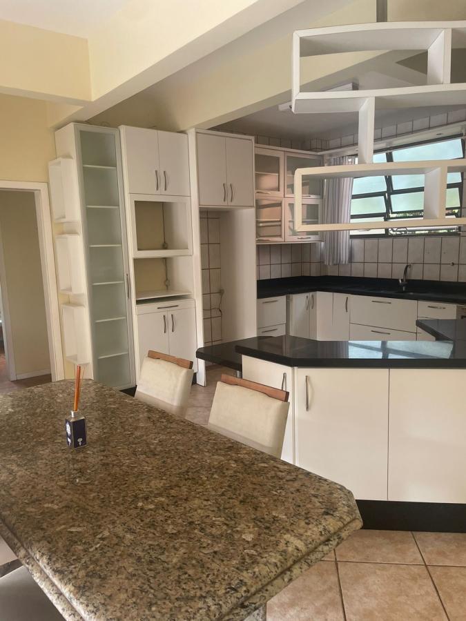 Casa de Condomínio para alugar com 4 quartos, 450m² - Foto 11