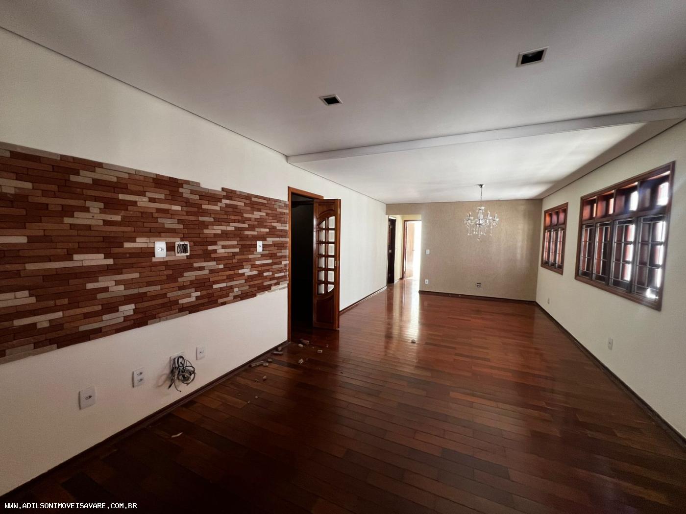 Casa à venda com 3 quartos, 244m² - Foto 2
