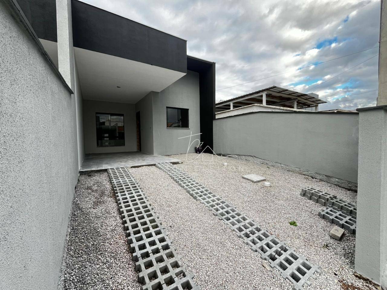 Casa à venda com 2 quartos, 80m² - Foto 1