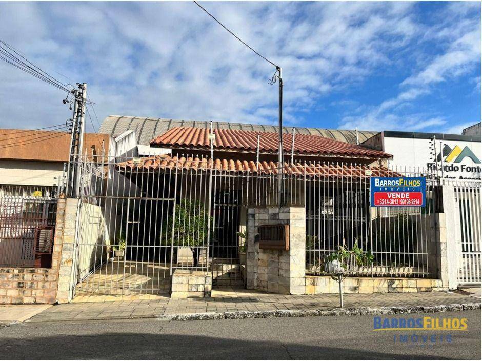 Casa à venda com 4 quartos, 450m² - Foto 1