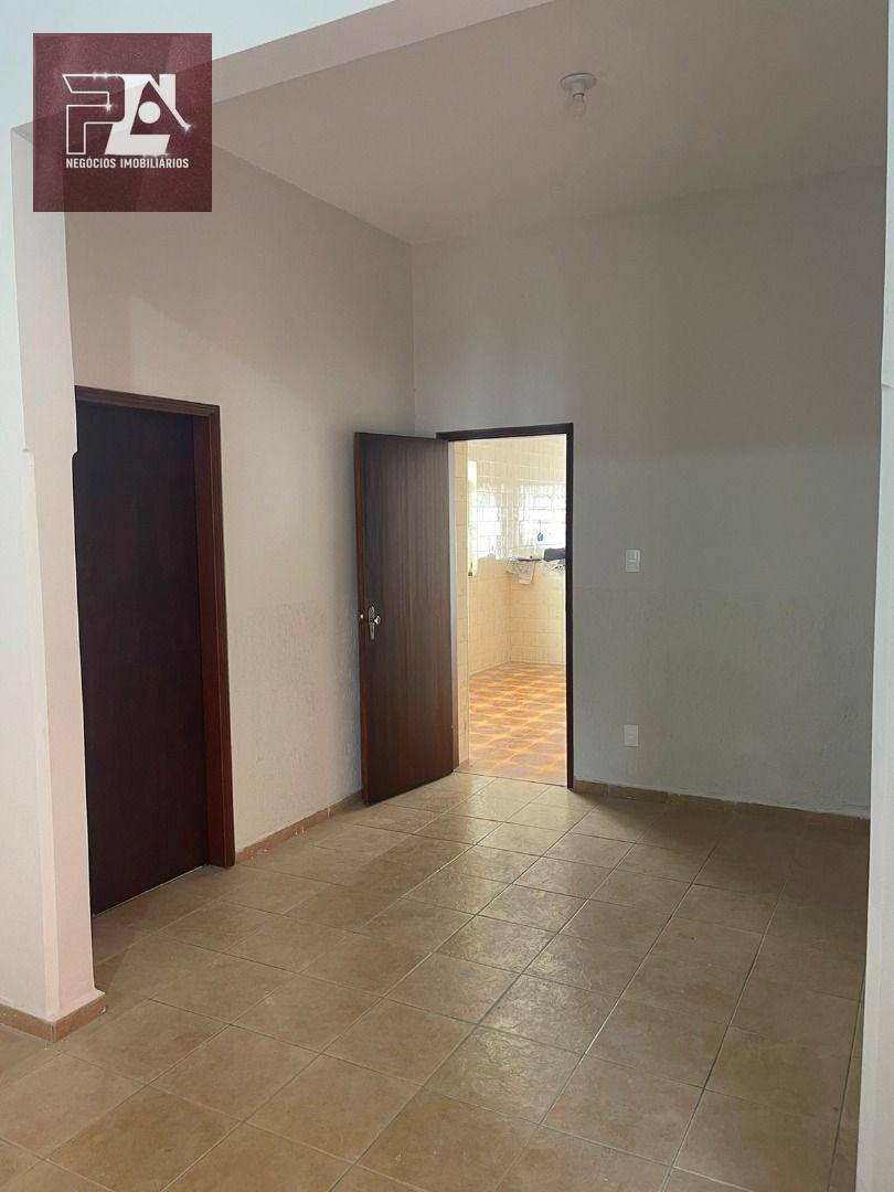 Casa à venda e aluguel com 5 quartos, 200m² - Foto 3