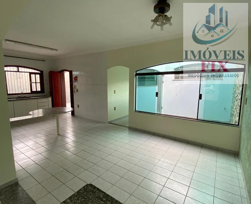 Casa à venda com 5 quartos, 198m² - Foto 4