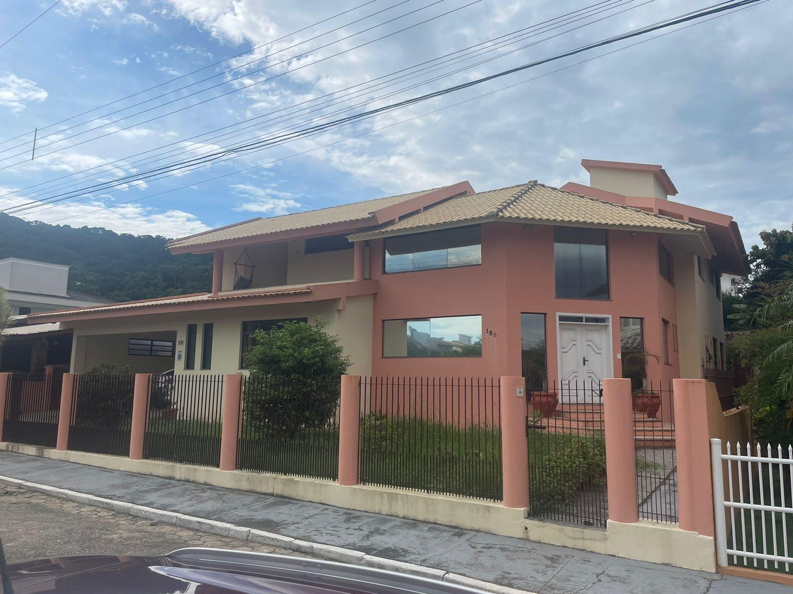 Casa de Condomínio para alugar com 4 quartos, 450m² - Foto 1