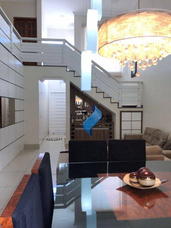 Casa à venda com 3 quartos, 274m² - Foto 1