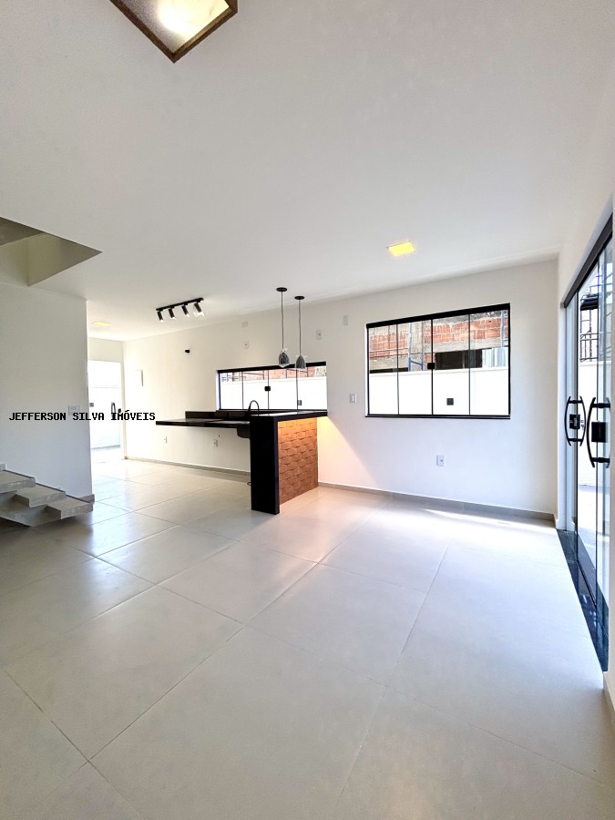 Casa à venda com 3 quartos, 82m² - Foto 4