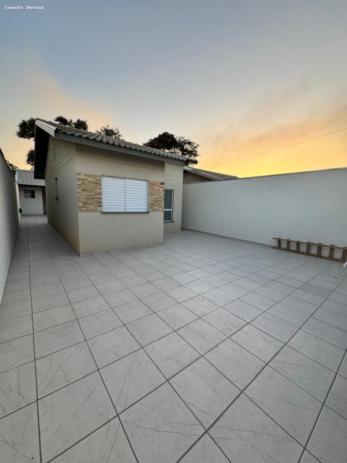 Casa à venda com 2 quartos, 70m² - Foto 1