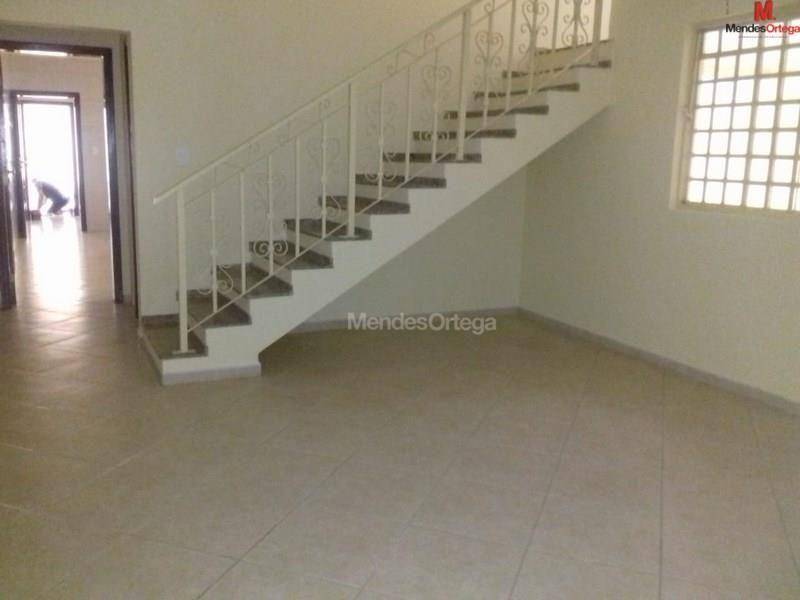 Casa à venda com 3 quartos, 240m² - Foto 2