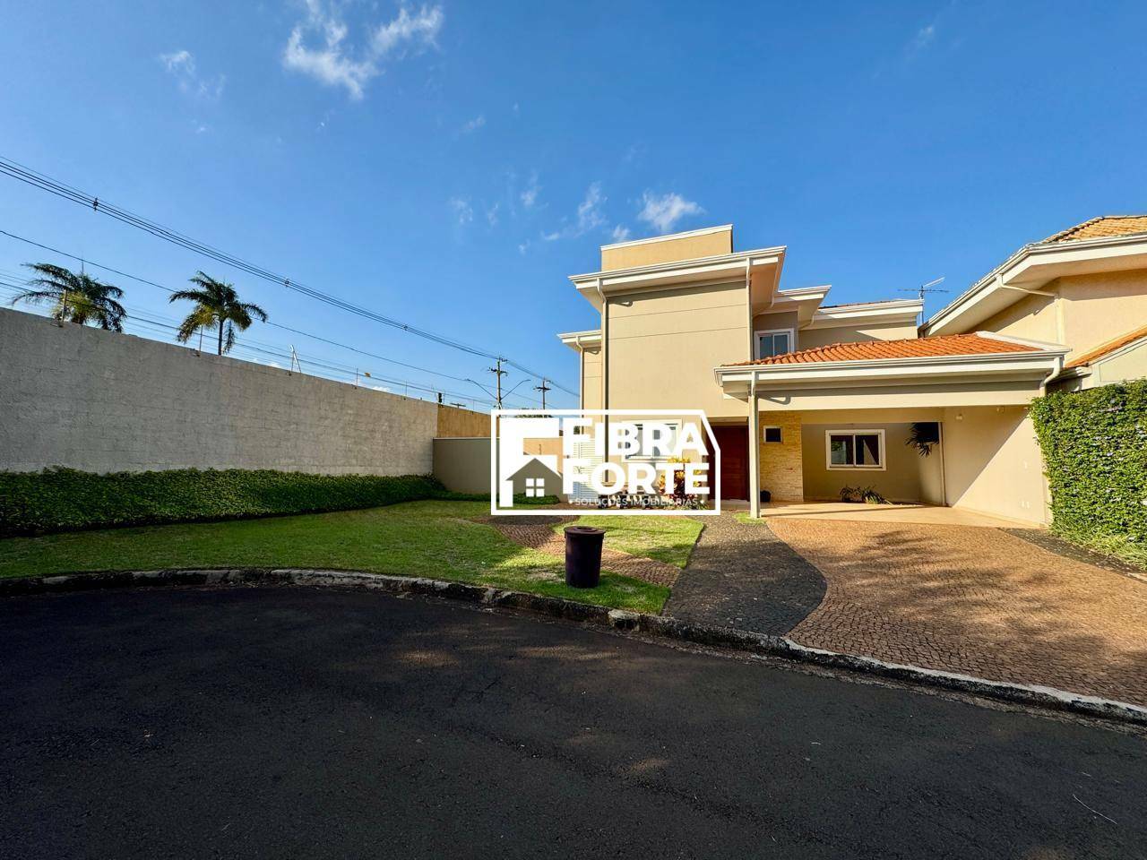 Casa de Condomínio à venda com 3 quartos, 220m² - Foto 1
