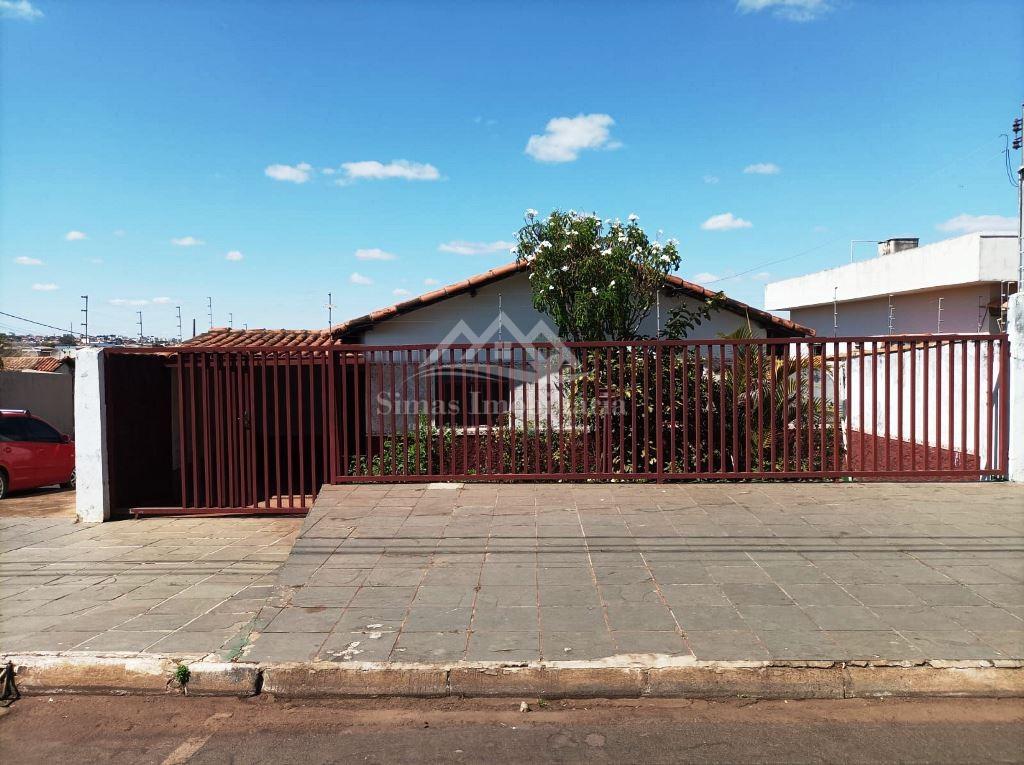 Casa à venda com 3 quartos, 300m² - Foto 1