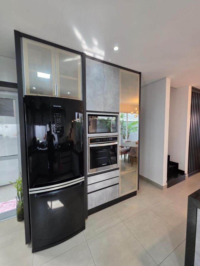 Casa de Condomínio para alugar com 3 quartos, 145m² - Foto 2