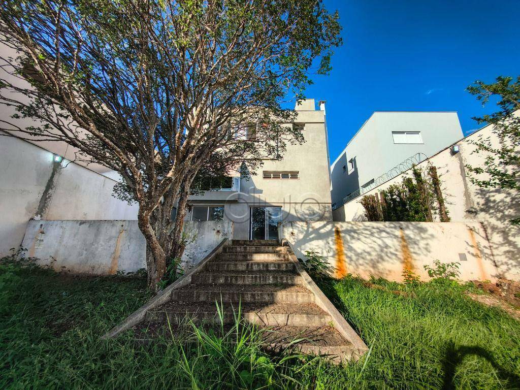 Casa para alugar com 4 quartos, 246m² - Foto 1