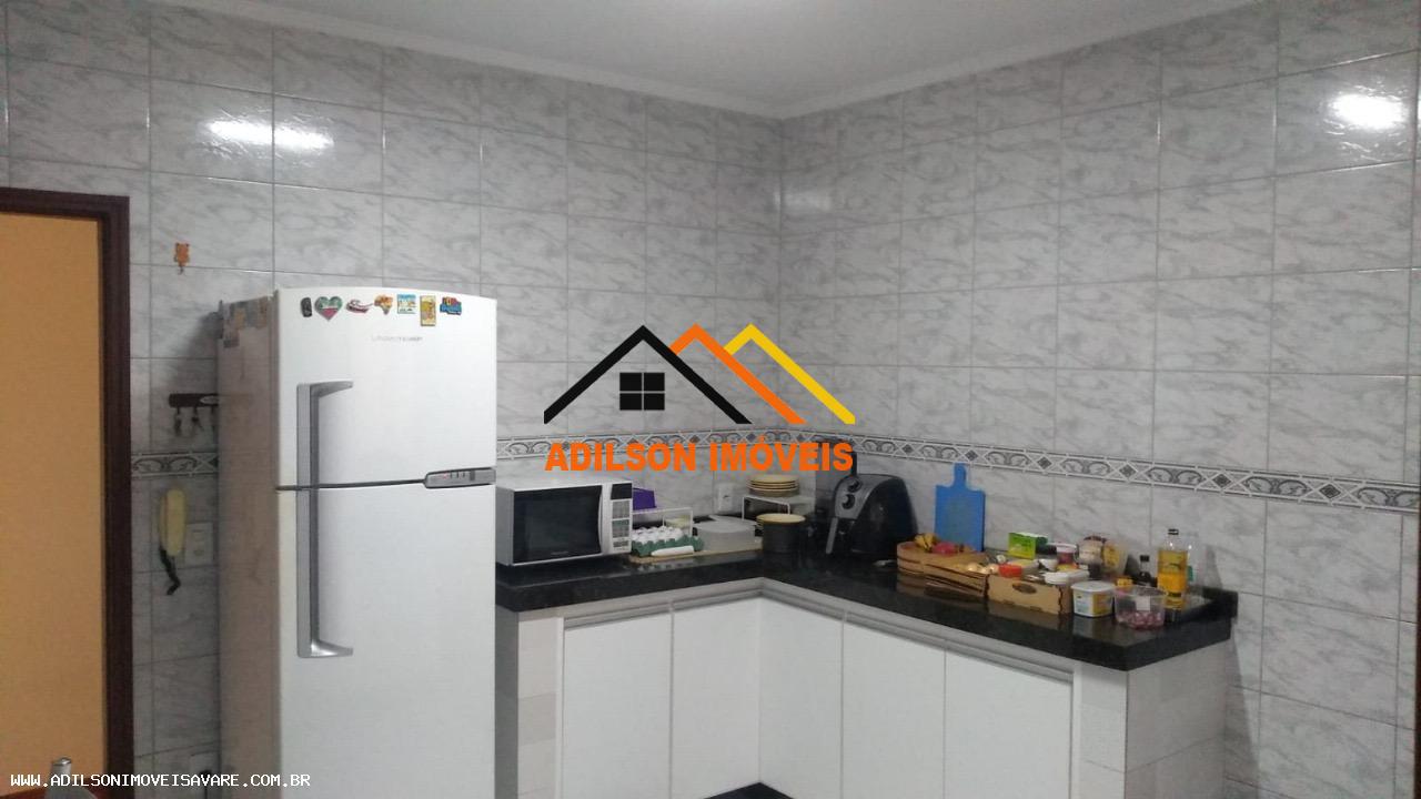 Casa à venda com 3 quartos, 217m² - Foto 2