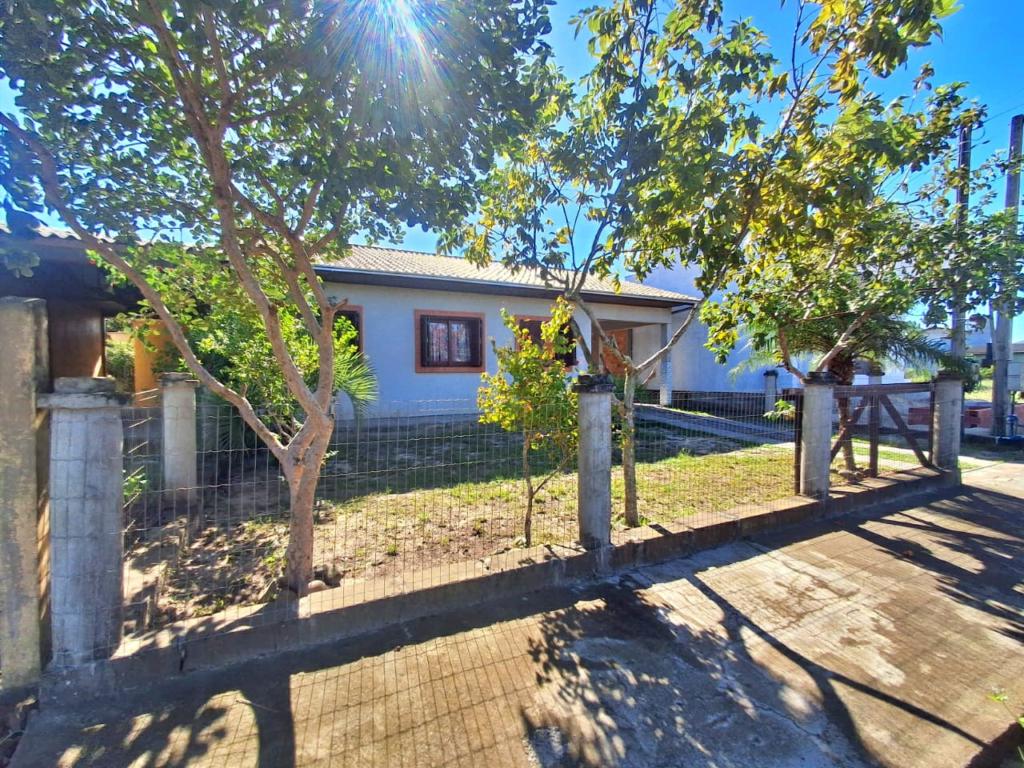 Casa à venda com 3 quartos, 100m² - Foto 1