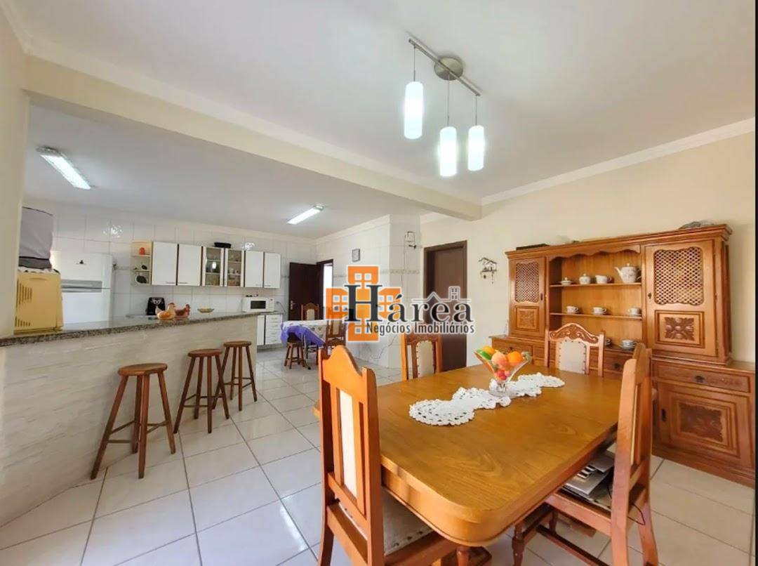 Sobrado à venda com 5 quartos, 374m² - Foto 1