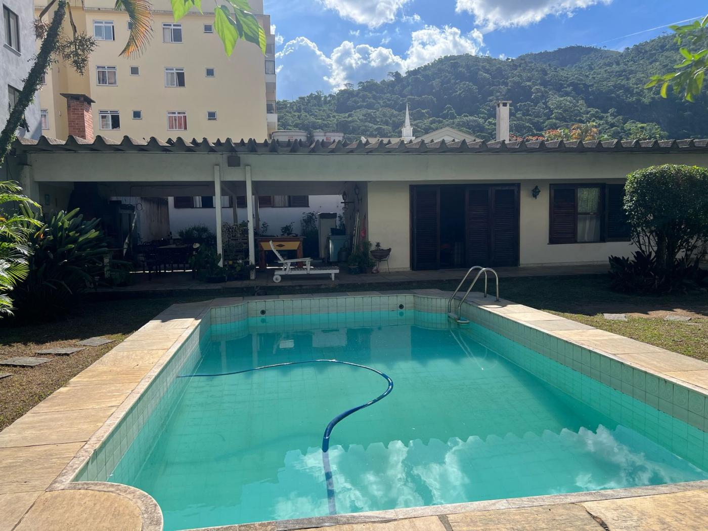 Casa à venda com 4 quartos, 181m² - Foto 1