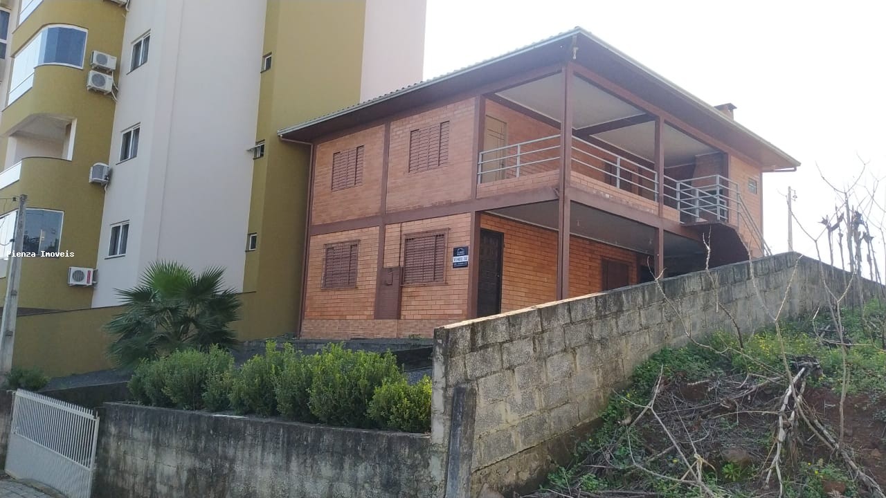 Casa à venda com 6 quartos, 200m² - Foto 2